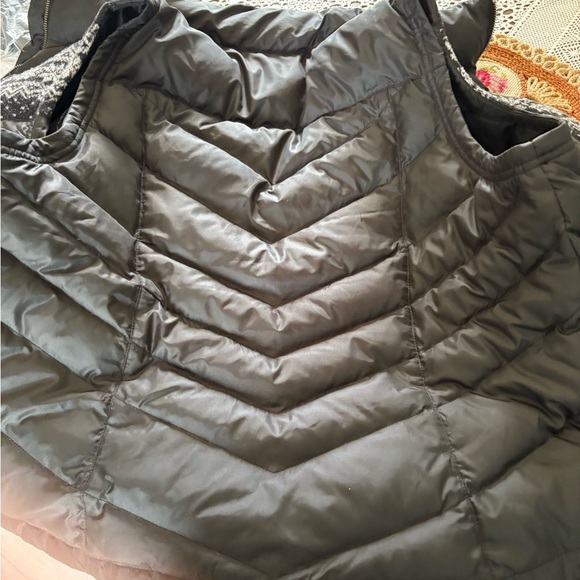 Eddie Bauer Black Quilted Puffer Vest - Picture 6 of 6